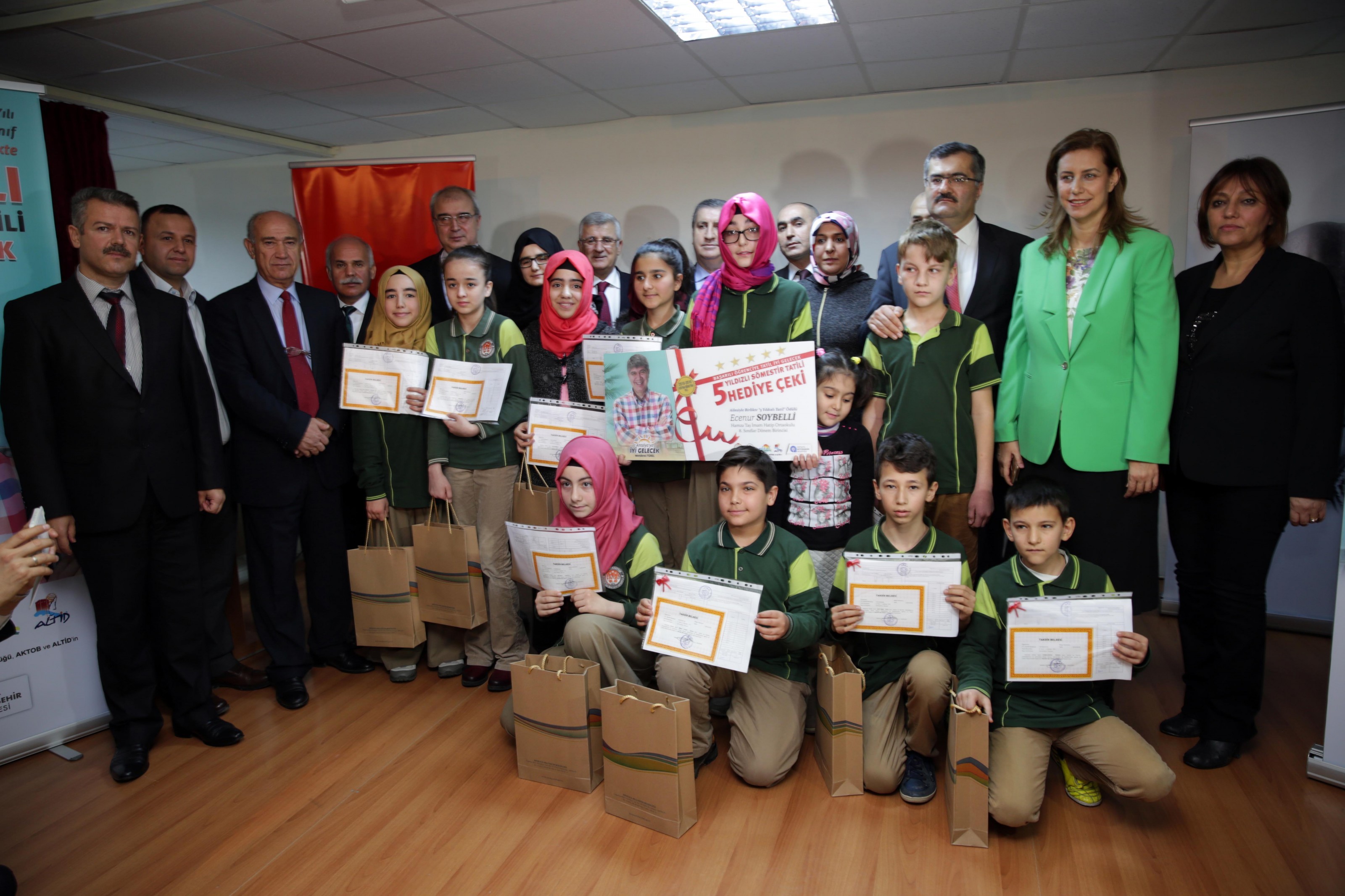 Antalya Büyükşehir Belediyesi Okul Birincilerini Aileleri ile Tatile Gönderdi