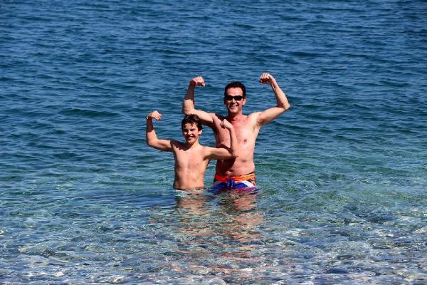 Kemer’de turistlerin havuz ve deniz keyfi