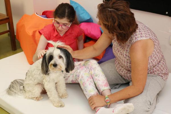 Engelli çocuklara köpekle terapi