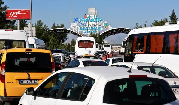 Antalya Havalimanı’nda ‘güvenlik kuyruğu’ sürüyor