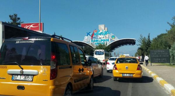 Antalya Havalimanı yolunda araç kuyruğu