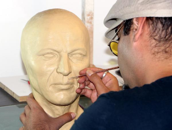 İranlı sanatçı, Antalya’da Atatürk’ün heykelini yapıyor
