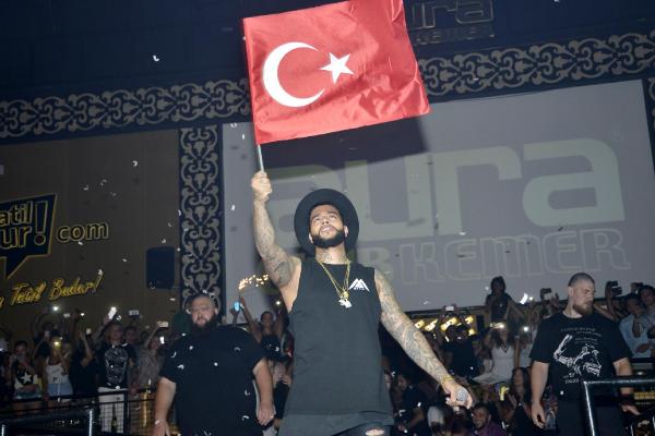 Uçak krizinde eleştirdiği Türkiye’de ay-yıldızlı bayrakla konser verdi