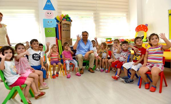 Başkan Uysal çocuklara misafir oldu