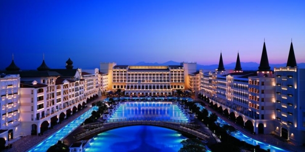 Antalya’daki dev otelin işçileri iş bıraktı