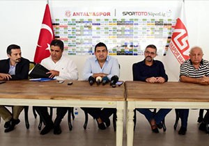Antalyaspor Başkanı Öztürk’ten ‘teknik direktör’ sorusuna ilginç yanıt