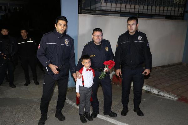 Antalya’da Polise Kırmızı Karanfilli Destek
