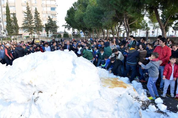 Konyaaltı’nda okul bahçesinde taşıma kar heyecanı