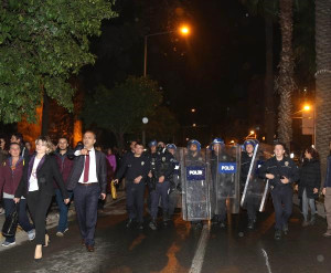Antalya’da Yürümek Isteyen Kadınlara Polis Müdahalesi