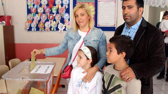 Antalya’da Yabancı Gelinler Oy Kullandı