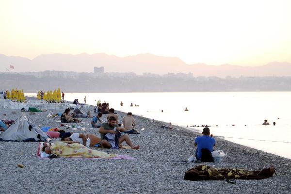 Antalya’da nemden bunalan sahilde sabahladı