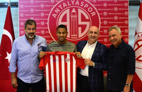 Antalyaspor, Vainqueur ile 3 yılık sözleşme imzaladı