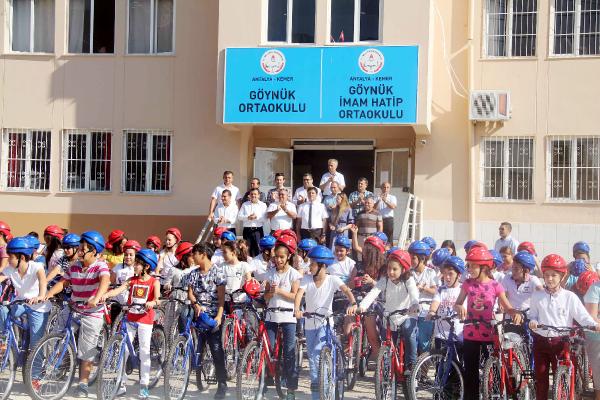 Kemer Belediyesi’nden öğrencilere bisiklet