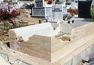 Alanya’da 3 mezar parçalandı