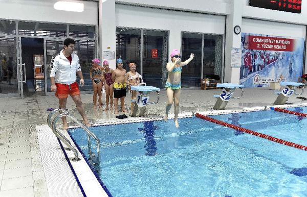 Başarılı öğrencilere ücretsiz yüzme kursu