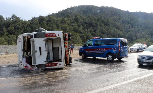 Kemer’de yolcu midibüsü devrildi: 14 yaralı