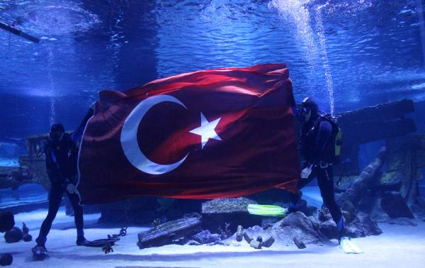 Su altında Türk bayrağı açtılar