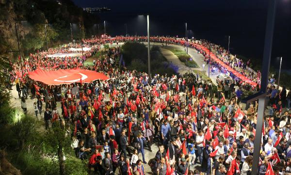Antalya’da Türk bayraklı meşaleli 29 Ekim yürüyüşü
