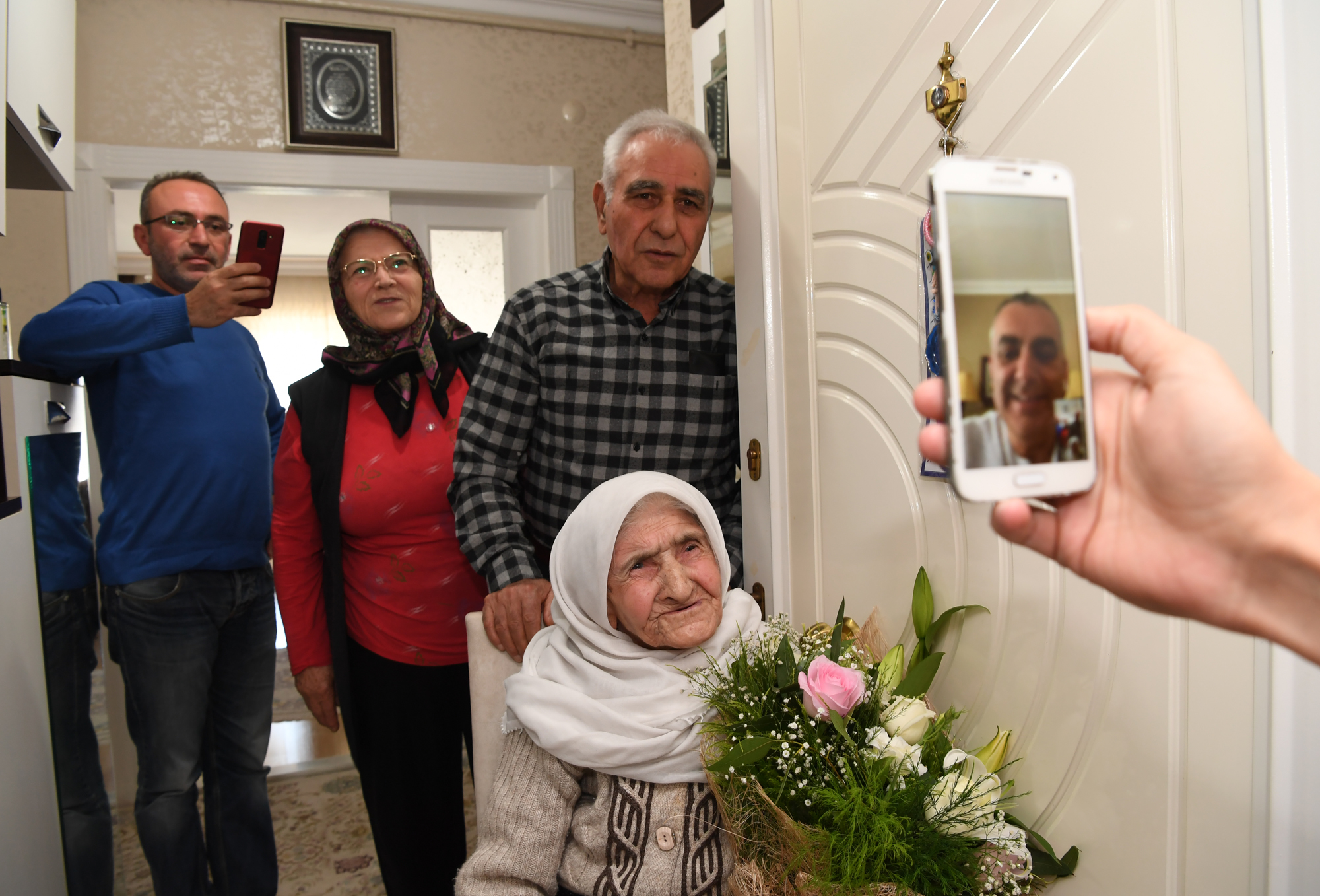 Konyaaltı’ndan 104 yaşındaki anneye sürpriz