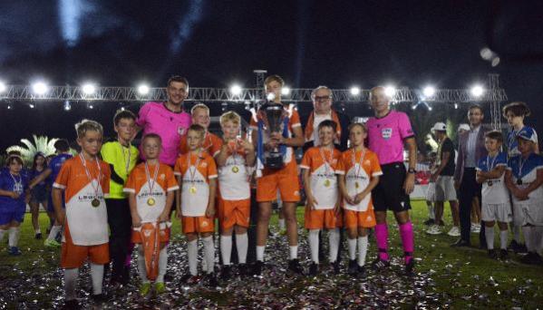 Turist çocuklarının futbol turnuvasını Cüneyt Çakır yönetti
