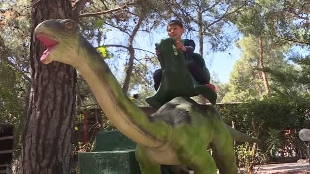 Ukraynalı savaş mağduru çocuklar Dinopark’ta eğlendi