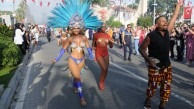 Alanya’daki turizm festivalinde Rio kızları sokaklarda yürüdü