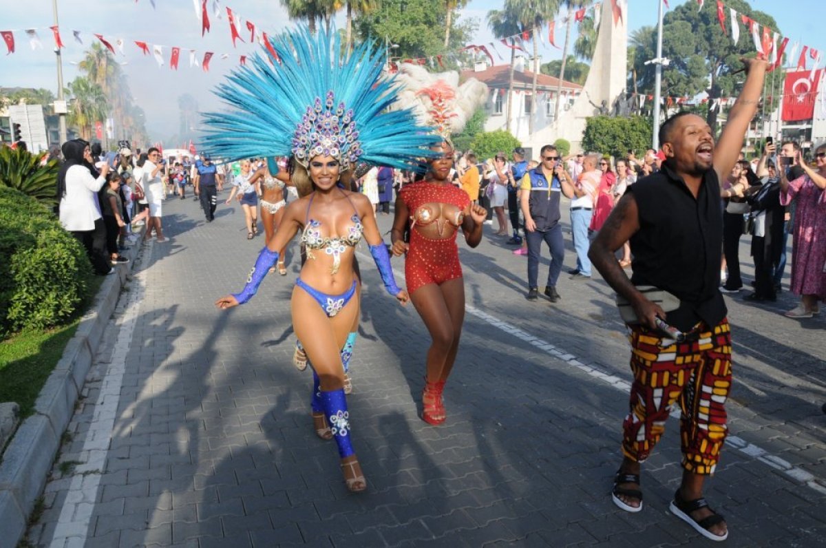 Alanya’daki turizm festivalinde Rio kızları sokaklarda yürüdü