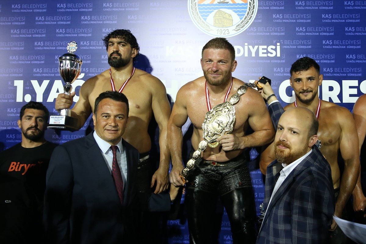Kaş Belediyesi 1. Yağlı Güreşleri başpehlivanlığını İsmail Balaban kazandı