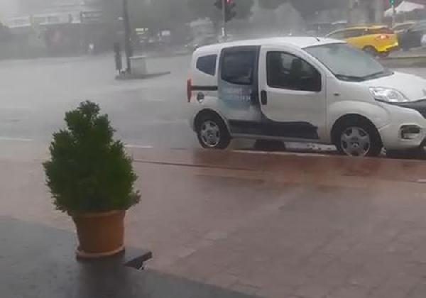 Antalya’da ‘yaz yağmuru’ günlük yaşamı olumsuz etkiledi