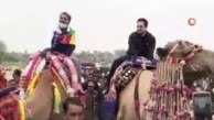 Pakistan’da eski bakan, akaryakıt zamlarını deveye binerek protesto etti