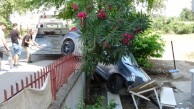 Antalya’da kontrolden çıkan otomobil, istinat duvarından uçtu