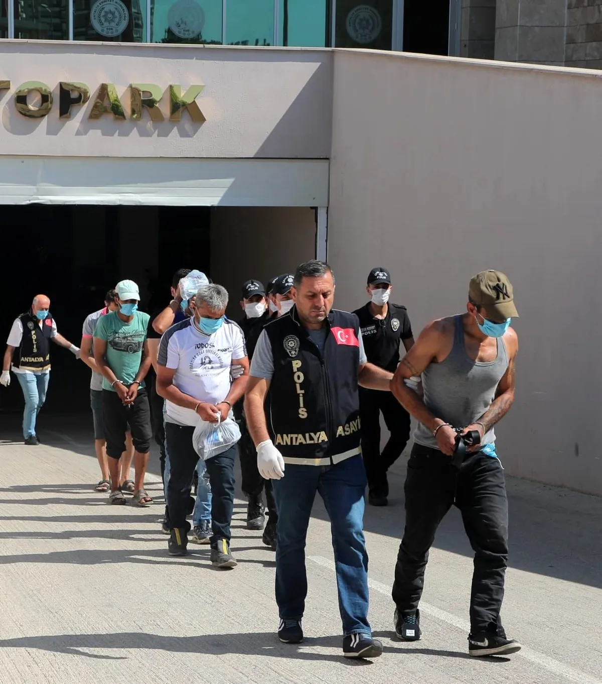 Antalya’da eş zamanlı operasyon: Aranan 49 şahıs yakalandı