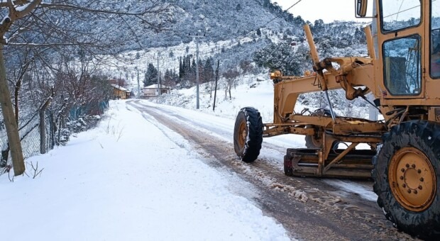 Kemer Belediyesi, kar yağışı nedeniyle kapanan yayla yollarını temizledi