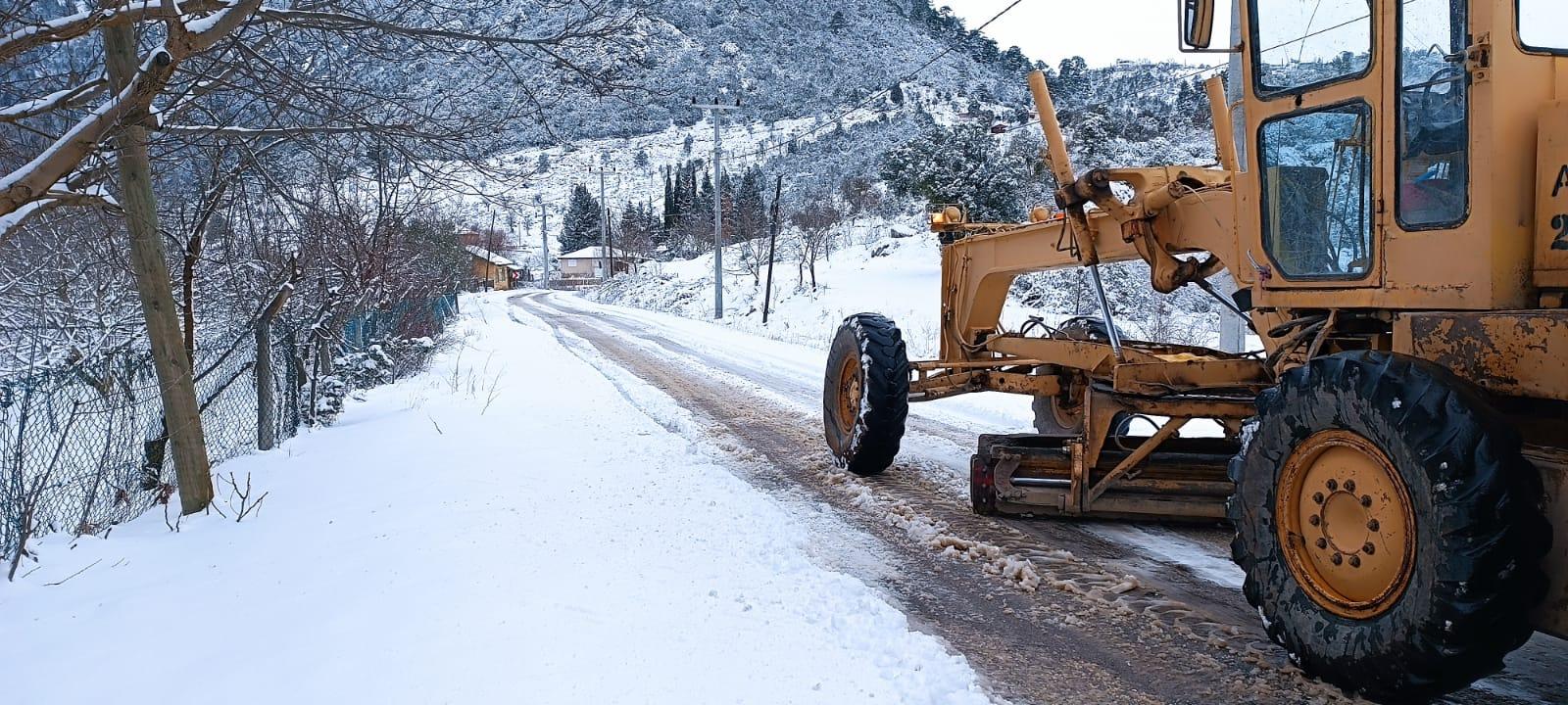 Kemer Belediyesi, kar yağışı nedeniyle kapanan yayla yollarını temizledi