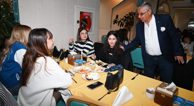 Başkan Topaloğlu’ndan öğrencilere iftar yemeği
