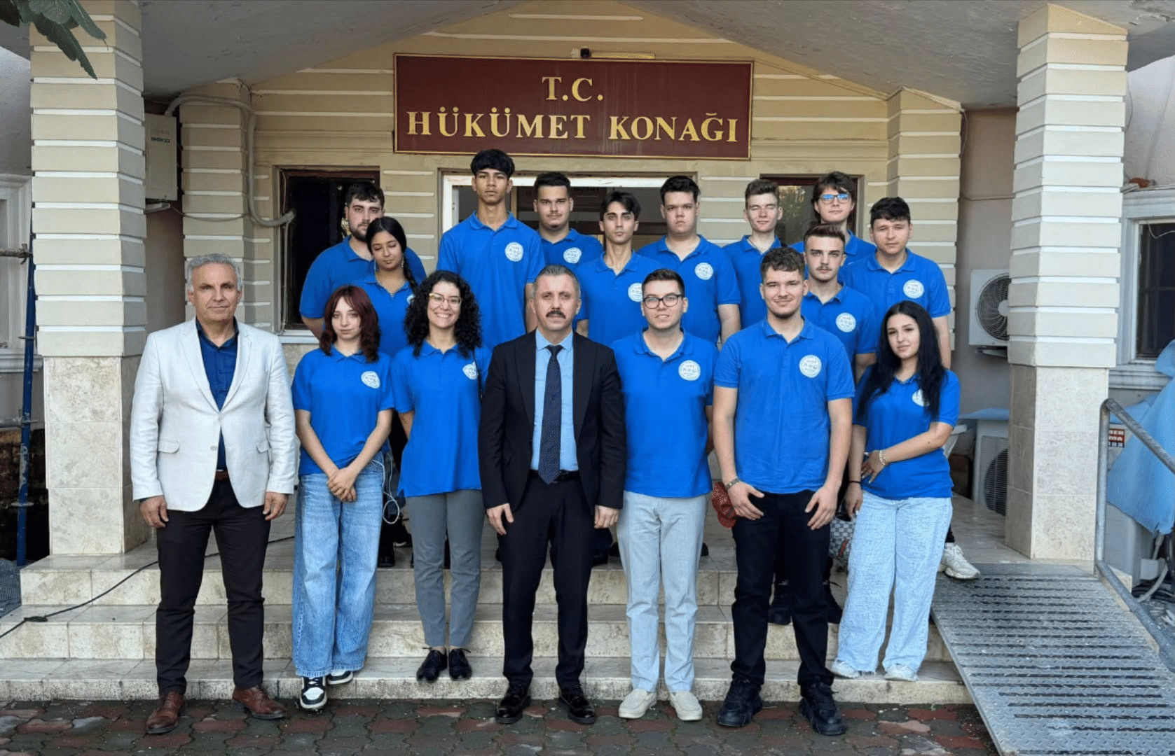 ROMANYALI ÖĞRENCİLERDEN KAYMAKAM SOLMAZ’A ERASMUS+ ZİYARETİ Kemer’de 13 günlük staj programına katılan Romanyalı turizm lisesi öğrencileri